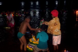 ေသာင္းရင္းၿမစ္ကမ္းေဘးတြင္အေအးဒဏ္က�ုမမွု၍လြ�ဳင္ကထုန္မီးေမ်ာခြက္ထဲမွပါလာသည့္ေငြအေၾကြက�ုရွာေနသည့္ကေလးၿမန္မာကေလးငယ္မ်ား