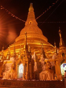 ေရြွတ�ဂံုေစတီေတာ္ၿမတ္က�ု၂၇ရက္ဇန္န၀ါရီ၂၀၀၉ေန့ညရွစ္နာရီအခ်�န္ကဖူးေတြ့ရစဥ္