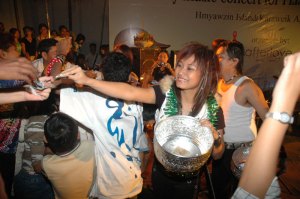 ၂၀၀၆ခုနစ္ကHIV/AIDSရန္ပုန္ေငြေဖ်ာ္ေၿဖပြဲတြင္ေတြ့ရသည့္န၀ရတ္