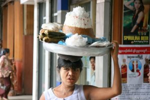 က်ီးလန့္စာစားၿဖစ္ေနေသာလမ္းေဘးေစ်းသည္တစ္ဦး