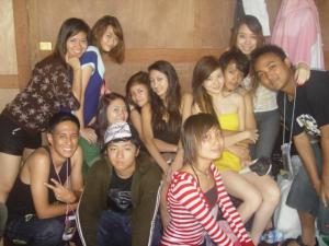 စ�ုင္းစ�ုင္းေပါင္ေပၚတြင္အ၀ါေရာင္ေလးနွင့္ထ�ုင္ေနသူမွာ၀တ္မွုန္ေရြွရည္ၿဖစ္သည္