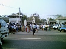 စေနေန ့က အင္းစိန္ေထာင္ေရွ့တါင္ၿပန္လည္လြတ္ေၿမာက္လာသူမ်ားကိုေစာင့္ၾကိဳေနသူမ်ား ဓာတ္ပ့ံု www.freecountry.co.cc