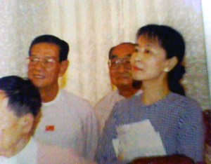 Weekly Eleven ဂ်ာနယ္ တြင္ေဖၚၿပထားေသာဂမ္ဘာရီႏွင့္ေတြစံုခဲ့စဥ္ကေဒၚေအာင္ဆန္းစုၾကည္၏ပံု