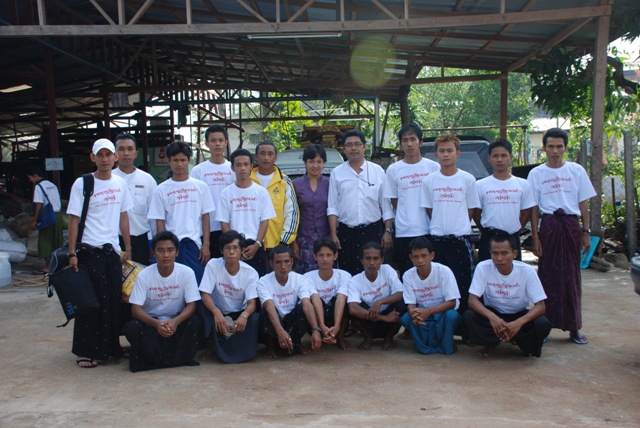 ရုပ္ရွင္သရုပ္ေဆာင္ကိုေက်ာ္သူႏွင့္ နာေရးကူညီမႈအသင္းသားမ်ား နာဂစ္ဒဏ္ခံရသည့္ေဒသမ်ားတြင္သြားေရာက္ကူညီစဥ္