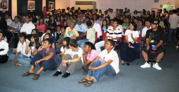 23 ရက္ေန ့ညက ရန္ကုန္ၿမိဳ ့အေမရိကန္သံရံုးတြင္က်င္းပသည့္ေအာ္စကာညသို ့ အႏုပညာရွင္မ်ားႏွင့္ စာနယ္ဇင္းမွပုဂၢိဳလ္မ်ားလည္းတက္ေရာက္ၾကသည္။