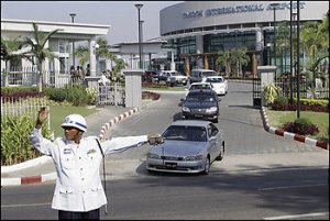 ဂမ္ဘာရီ၏ကားတန္းအတြက္ေလဆ�ပ္အထြက္တြင္တာ၀န္က်သည့္ယာဥ္ထ�န္းရဲအရာရွ�တစ္ဦး