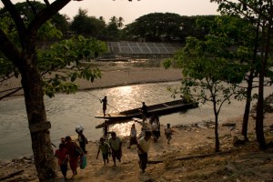 ၿမန္မာဘက္ကမ္းသ�ု့ေဖါင္မ်ားၿဖင့္တင္ပ�ု့