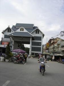 ထိုင္းကားမ်ားကပိတ္ထားသၿဖင့္ လူသူကင္းရွင္းသြားေသာခ်စ္ၾကည္ေရးတံတားထိုင္းဘက္အၿခမ္း