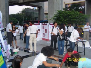 အခမ္အနားအတြက္ ၿပင္ဆင္ေနၾကစဥ္