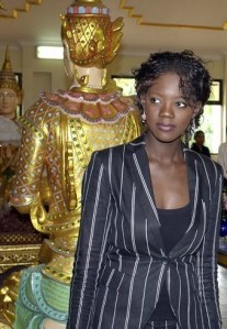 ၿမန္မာဒုကၡသည္စခန္းသို့သြားေရာက္လည္ပတ္မည့္ ၿပင္သစ္ႏိုင္ငံၿခာေရး၀န္ၾကီး ရာမာယာဒီ(Rama Yade)ကို ၂၀၀၇ ခုႏွစ္ႏို၀င္ဘာလ ၂၂ ရက္က စကၤာပူရွိၿမန္မာဘုန္းေတာ္ၾကီးေက်ာင္းသို့သြားေရာက္လည္ပတ္စဥ္ AFP PHOTO/ROMEO GACAD 