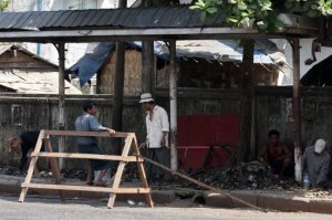  ဗံုးေပါက္ကြဲမႈေၾကာင့္ ပ်က္စီးသြားေသာလွည္းတန္းမွတ္တိုင္ ဓာတ္ပံု-ေအအက္(ဖ)ပီ