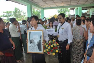 ေရွ့ဆံုး မွဓာတ္ပံုကိုင္ေဆာင္ထားသူ ေပၚၿပဳလာနယူး(စ္)ဂ်ာနယ္ႏွင့္ မုခ မဂၢဇင္း အယ္ဒီတာ ကိုမ်ိဳး(ၿမန္မာစာ)ၿဖစ္ၿပီး ေဒၚေအာင္ဆန္းစုၾကည္၏ လြမ္းသူ ့ပန္းၿခင္းကိုသရုပ္ေဆာင္ ကိုေက်ာ္သူ ကိုင္ထားသည္။ ဓာတ္ပံု-မိုးမခ www.moemaka.com 