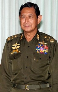 အရက္ေဖာ ေဖာေနေသာဗိႈလ္ခ်ဳပ္မႈးၾကီးေမာင္ေအး