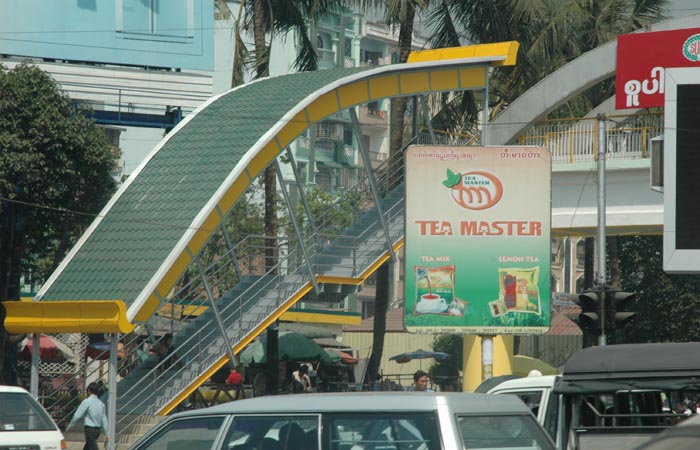 ယာဥ္အႏၱရာယ္ေလွ်ာ့ပါးေရးစီမံခ်က္ၿဖင့္ ဆူးေလ ေက်ာက္တံတားရဲစခန္းအနားရွိမီးပြြိဳင့္မွ လမ္းၿဖတ္မကူးရေတာ့ပဲ တံတားေပၚမွသာၿဖတ္ကူးရေတာ့မည္။