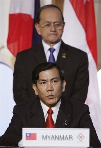 အာဆီယံ ေခါင္းေဆာင္မ်ားႏွင့္ အရပ္ဘက္လူ ့အဖြဲ ့စည္းတို ့ေတြ ့ဆံုမႈကို ၿမန္မာစစ္ေခါင္းေဆာင္မ်ားကၿငင္းပယ္ခဲ့မႈေၾကာင့္ အတိုက္အခံတို ့က အာဆီယံပဋိညာဥ္ကို ပြဲဦးထြက္ခ်ိဳးေဖါက္သူ မ်ားဟု စြပ္စြဲခံ ရသည့္ ဗိုလ္ခ်ဳပ္ၾကီးသိန္းစိန္ႏွင့္ နိုင္ငံၿခားေရး၀န္ၾကီး ဦးဥာဏ္၀င္းတို ့ႏွစ္ဦးကို အာဆီယံထိပ္သီးအ စည္းအေ၀းတြင္ေတြ ့ရစဥ္