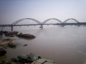 မႏၱေလး ရတနာပံုတံတားသစ္ၾကီး ကို မႏၱေလး ဖက္ကမ္းမွေတြ ့ရစဥ္