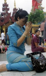 ႏွစ္ဆန္းတစ္ရက္ ေန ့က ေရႊတိဂံုဘုရားတြင္ကုသိုလ္ၿပဳဆုေတာင္းေနေသာ အမ်ိဳးသမီးတစ္ဦး  (AP Photo/Khin Maung Win)