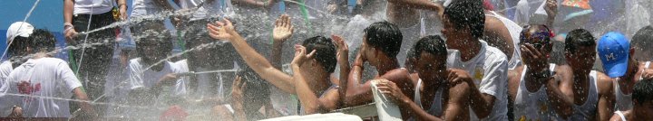 ၿမန္မာႏွစ္သစ္ကူးအတာ သၾကၤန္တြင္ ေရပက္ခံထြက္သူမ်ားႏွင့္ စည္ကားေနသည့္ မ႑ပ္ တစ္ခု