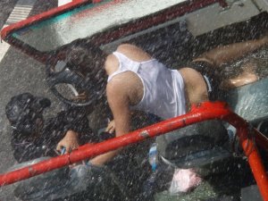 အတာသၾကၤန္ အက်ေန ့အင္းလွ်ားလမ္းတြင္ ကားၿဖင့္ လည္ပတ္သူမ်ား(ဓာတ္ပံု-ဟိန္းခိုင္ထြန္း)