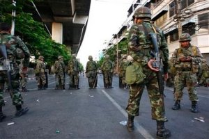 အဂၤါ ေန ့မနက္အေစာပိုင္းက ဘန္ေကာက္ၿမိဳ ့လမ္းမမ်ားတြင္ စစ္တပ္ကဆႏၵၿပသူမ်ားကို ၿဖိဳခြင္းရန္ အသင့္ေန ရာယူထားစဥ္(AP Photo/Vincent Thian)