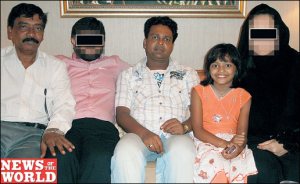 မြမ္ဘိုင္းဟိုတယ္ တြင္ အာရပ္သူေဌးေယာင္ေဆာင္ ထားေသာ သတင္းေထာက္ ႏွစ္ေယာက္(မ်က္ႏွာ ပိတ္ထားသူ)ႏွင့္ အတူေတြ ့ရေသာ Slumdog ကေလးငယ္ ႏွင့္ အတူေတြ ့ရေသာ သူ ့ဖခင္ ႏွင့္ဦးေလး