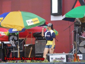 T-Home မ႑ပ္မွာ လန္းေနတဲ့ ျပည့္ဖူးခိုင္(ဓာတ္ပံု-စေနငခၽြတ္)