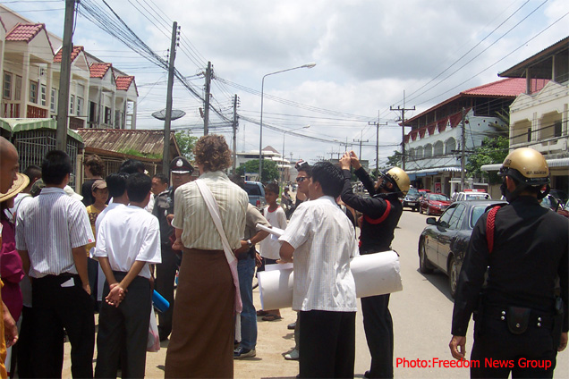 မဲေဆာက္ရဲမႈးက ဆႏၵၿပသူမ်ားအားလူစုခြဲေပးရန္ဆႏၵၿပသူမ်ားႏွင့္ညွိႏိႈင္းေနစဥ္ ထိုင္းရဲတစ္ဦးကဓာတ္ပံုမွတ္တမ္းတင္ထားစဥ္