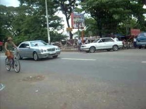 ဖိလစ္ပိုင္သံအမတ္ၾကီး ဟိုေဆးလီတို ခ်ဒ္ ဟာဆင္တို ၏ ေမာ္ေတာ္ကား အင္းစိန္ေထာင္ေရွ့ေရာက္ရွိလာစဥ္