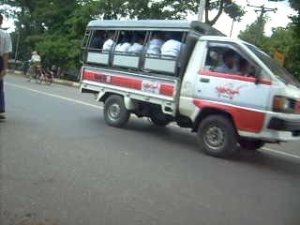 လွ်ပ္တစ္ပ်က္ဂ်ာနယ္ မွကားတစ္စီးအင္းစိန္ေထာင္တြင္းေမာင္း၀င္လာစဥ္ ဓာတ္ပံု-Yangon Citizen Journalist 