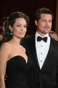 ၆၂ၾကိမ္ေၿမာက္ကန္း(စ)ရုပ္ရွင္ပြဲေတာ္သို ့ေရာက္ရွိလာသည့္ဘရက္ပစ္ႏွင့္ဂ်ိဳလီ ဘရက္ပစ္ပါ၀င္သရုပ္ေဆာင္ထားသည့္ Inglorious Bastards ဇာတ္ကားမွာကန္း(စ) ရုပ္ရွင္ပြဲေတာ္တြင္ ဆုရရွိမည္ဟုေရပန္းစားေနသည္