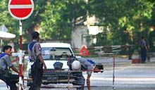 ေဒၚေအာင္ဆန္းစုၾကည္ အိမ္ရွိရာ တကၠသိုလ္ရိပ္သာလမ္းရွိလံုၿခံဳေရးမ်ား ဓာတ္ပံု-AFP