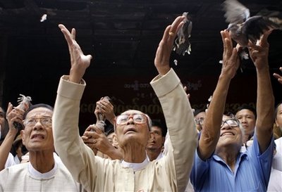 ေဒၚေအာင္ဆန္းစုၾကည္ လြတ္ေၿမာက္ေရးအတြက္ယမန္ေန ့ကအဖြဲ ့ခ်ဳပ္ရံုးတြင္ ငွက္လႊတ္ဆုေတာင္းပြဲမ်ားက်င္းပ ခဲ့သည္။ပံုတြင္ ဦးလွေဖ၊ဦးစိုးၿမင့္ ႏွင့္ ဦး၀င္းတင္တို ့ငွက္လႊတ္ဆုေတာင္းေနသည္ ကို ေတြ့ရစဥ္ ဓာတ္ပံု-ေအပီ