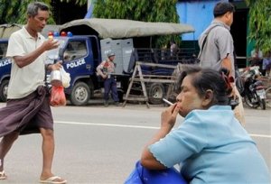 ထိုင္း-ၿမန္မာဆက္ဆံေရးတင္းမာလာပါကၿမန္မာဘက္မွ လက္တံု ့ၿပန္သည့္အေနၿဖင့္နယ္ စပ္ဂိတ္မ်ားပိတ္လိုက္ပါက ကုန္ေစ်းႏႈန္းမ်ားတက္လာမည္ကိုၿပည္ သူမ်ားစုိးရိမ္ေနၾကသည္