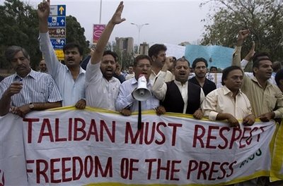 ပါကစၥတန္တြင္ယခုႏွစ္အတြင္း သတင္းစာဆရာ၁၅ ဦးအသတ္ခံရမႈအတြက္ကမာၻ့သတင္းလြတ္လပ္ခြင့္ေန့ ့တြင္သတင္းစာဆရာမ်ားခ်ီတက္ၾကပံု(AP Photo/Anjum Naveed)