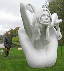 ထိုပန္းပု အတြက္နာမည္ၾကီးေမာ္ဒယ္ ကိတ္ေမာ(စ္)က ထိုသို ့ကိုဟန္ၿပေပးခဲ့ရသည္