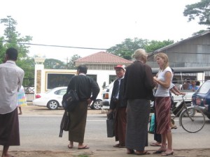 ေဒၚေအာင္ဆန္းစုၾကည္အားကားၿဖင့္ေခၚေဆာင္လာၿပီးေနာက္ အင္းစိန္ေထာင္ေရွ့ၿမင္ကြင္း photo:www.wanna23.co.cc