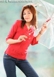 ဆီဒိုးနား ဟိုတယ္တြင္ ေမလ ၂၂ရက္ေန ့ကက်င္းပခဲ့သည့္ ေနေရႊေသြးေအာင္ ေခၚ ဖိုးလၿပည့္ ၏ ေမြးေန ့ပြဲတြင္ သူ၏ ရည္စားၿဖစ္ေသာ ေနၿခည္လင္းလဲ့ ကိုမေတြ ့သၿဖင့္ေမြးေန ့ပြဲတက္ေရာက္သူမ်ားက သို ့ေလာသို ့ေလာၿဖစ္ေနၾကသည္