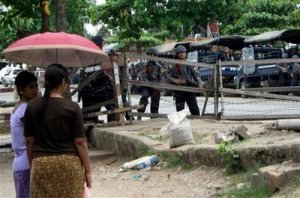 အတားအဆီးတစ္ခုစီတိုင္းတြင္ ရဲအရာရွိ တစ္ဦးစီေစာင့္ၾကပ္ေနရ(AP Photo/Khin Maung Win)