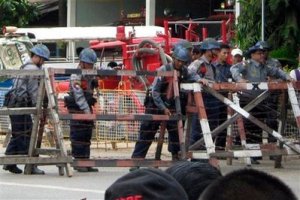 အင္းစိန္ေထာင္ေရွ့သို ့၀င္သည့္လမ္းမၾကီးကိုပိတ္ဆို ့ထားစဥ္ (AP Photo/Khin Maung Win)