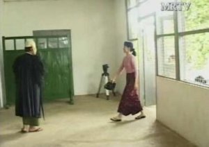 ၿမန္မာ အတိုက္အခံေခါင္းေဆာင္အင္းစိန္ေထာင္တြင္းရွိ တရားရံုးထဲသို ့၀င္ေရာက္လာစဥ္