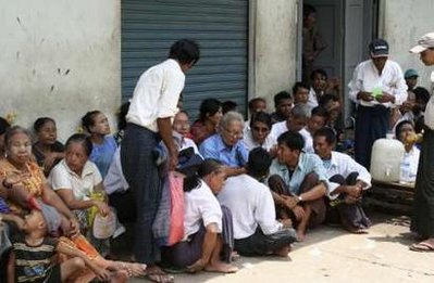 ေထာင္ထဲတြင္ ႏွစ္ႏွစ္ဆယ္နီပါးခန္ ့ေနခဲ့ရသည့္ ဆရာၾကီးဦး၀င္းတင္ေဒၚစု လြတ္ေၿမာက္ ေရးအတြက္ ေထာင္ေရွ့တြင္ ဆႏၵထုတ္ေဖၚေနစဥ္