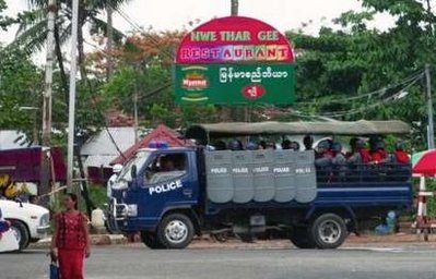 အင္းစိန္ေထာင္အနီးရွိ ေစ်းအေရွ့တြင္ ေတြ ့ရေသာလက္နက္အၿပည့္အစံုတပ္ဆင္ထားသည့္ရဲကားတစ္စီး