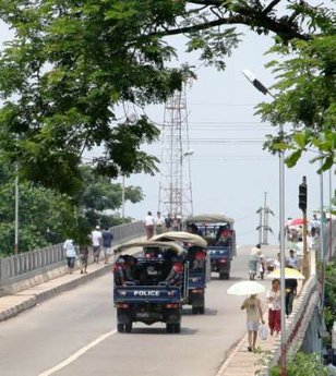 အင္းစိန္ကုန္းေက်ာ္တံတားေပၚသို ့ရဲကာမ်ားတန္းစီလွ်က္၀င္ေရာက္လာစဥ္