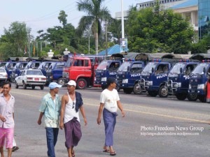 တနဂၤေႏြေန ့က ရန္ကုန္ၿမိဳ့ွရွိ လူစည္ကားရာလမ္းမမ်ားတြင္ ဤကဲ့သို ့ရဲကားမ်ားကို အင္အားၿပသည့္ အေနၿဖင့္ခ်ထားသည္ ကိုေတြ ့ရသည္။