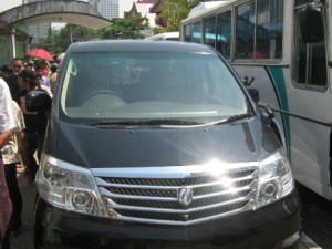 ေအာင္ဆန္းကြင္းေရွ့တြင္ရပ္ထားေသာ ဦးေတဇ၏ ကားႏွင့္ ရန္ကုန္ယူႏိုက္တက္ကလပ္ အသင္းသားမ်ားစီးနင္းသည့္ ပို ့ေဆာင္ေရးယာဥ္ ဓာတ္ပံု-မင္းယြန္းသစ္ဘေလာက္မွ ကူးယူေဖၚၿပသည္