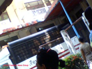 ခြင့္ၿပဳလက္မွတ္ရွိ ဒုကၡသည္ ကိုးဦးကို ထိုင္းရဲကဖမ္းဆီးၿပီးတရားစြဲဆိုရာ ေမလ ၂၂ ရက္ေန ့က ထိုဒုကၡသည္ ကိုးဦးအားတင္ ေဆာင္လာေသာ ရဲအခ်ဳပ္ကား မဲေဆာက္တရားရံုးအခ်ဳပ္သို ့၀င္ေရာက္လာသည္ကို ေတြ ့ရစဥ္