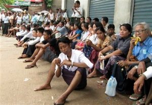 အင္းစိန္ေထာင္ေရွ့တြင္ဆရာၾကီးဦး၀င္းတင္ အဖြဲ ့ခ်ဳပ္အဖြဲ ့၀င္မ်ားႏွင့္ေထာက္ခံသူမ်ားကိုေတြ ့ရစဥ္ (AP Photo/Khin Maung Win)