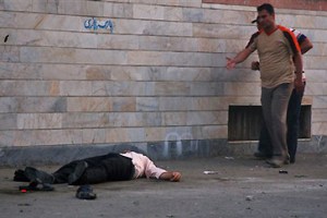 အီရန္ လက္မရြံ ့စြမ္းအားရွင္မ်ားလက္ခ်က္ေၾကာင့္ တီဟီရန္ တကၠသိုလ္ေက်ာင္းသား တစ္ဦးလမ္းမထက္ လဲက်ေသဆံုးေနစဥ္