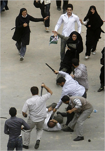 အရပ္၀တ္ရဲ မ်ားက ဆႏၵျပ ေက်ာင္းသားတစ္ဦးကို ၀ိုင္း၀န္းရိုက္ႏွက္စဥ္