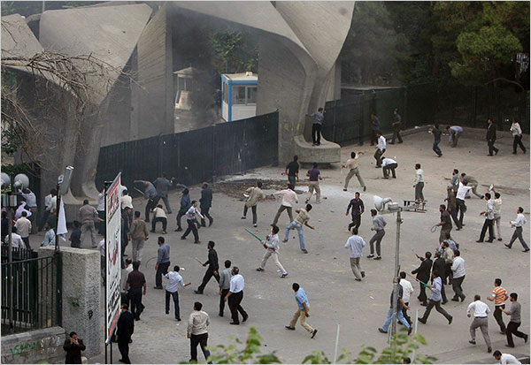 အီရန္ အစိုးရလိုလားသူမ်ားက ေသနတ္ျဖစ္ပစ္၍ ေက်ာင္းသူ တစ္ဦးေသဆံုးေသဆံုး ၿပီးေနာက္ ေတြ ့ရစဥ္